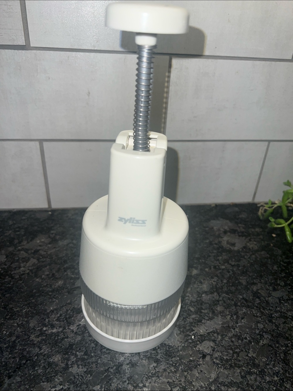 Zyliss Food Chopper. Mince herbs, raw vegetables, nuts etc.  Complete set